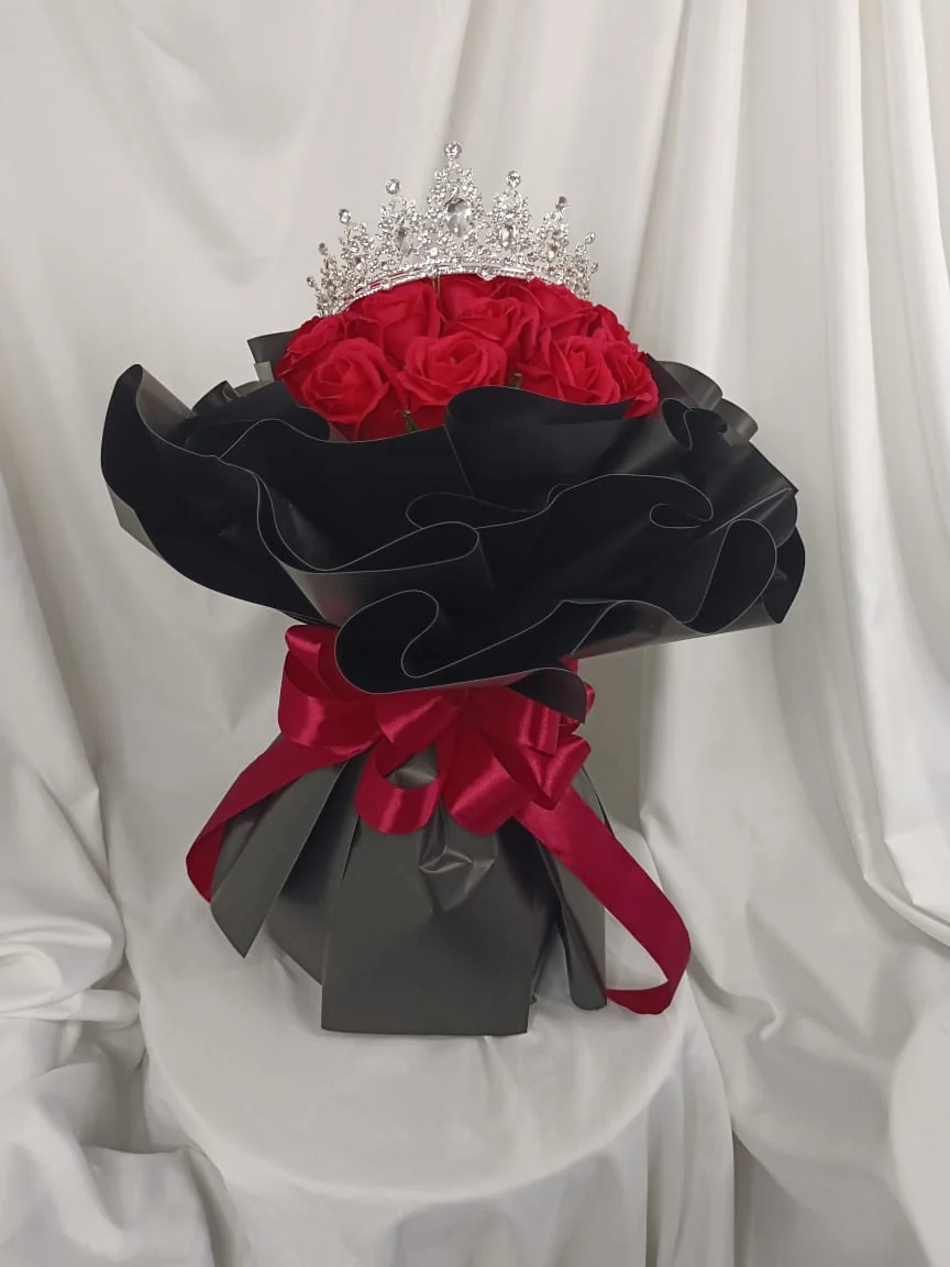 Pretty Queen – 18 Soap Roses with Crown | Florist in Kajang