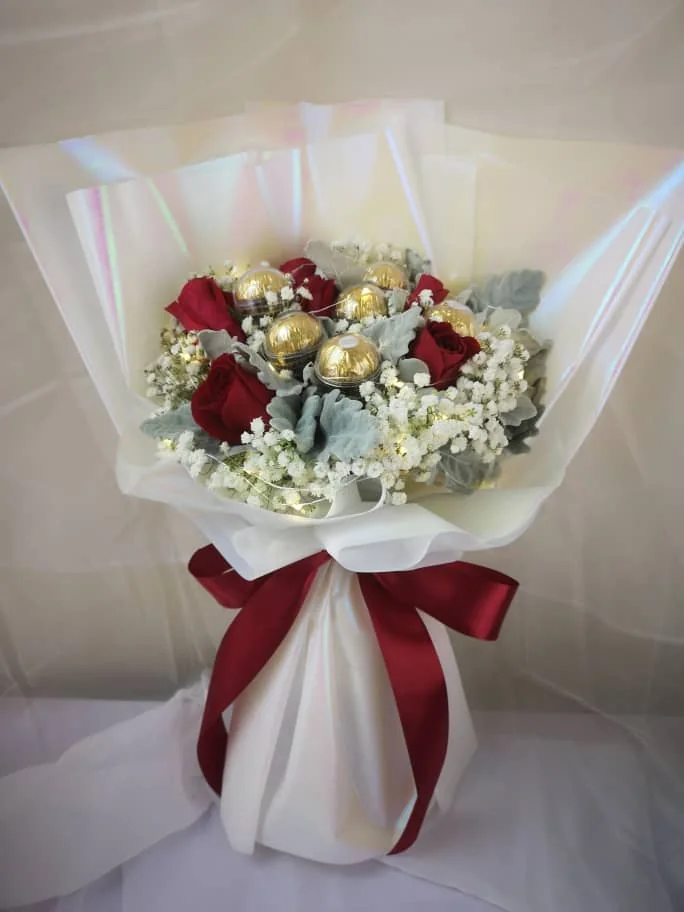 Moon Alice – Roses & Ferrero Bouquet with LED | Florist in Kajang