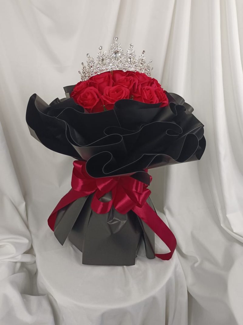 Pretty Queen – 18 Soap Roses with Crown | Florist in Kajang