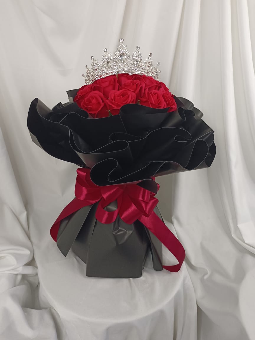 Pretty Queen โ 18 Soap Roses with Crown | Florist in Kajang